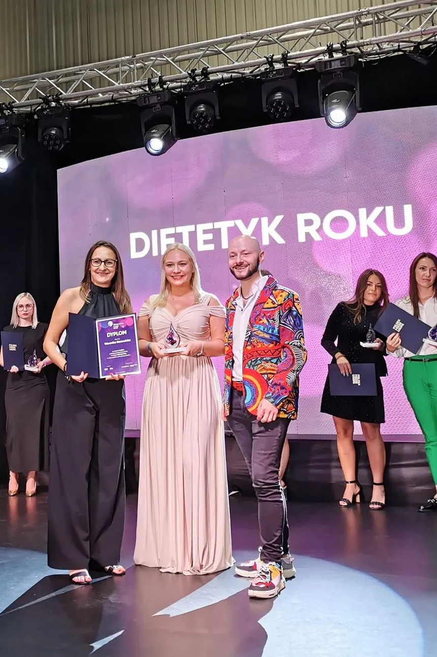 Dietetyk Weronika Gawrońska na gali konkursu Mistrzowie urody, wręczenie dyplomu i nagrody