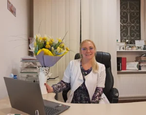 Dietetyk Weronika Gawrońska przy biurku w gabinecie dietetycznym