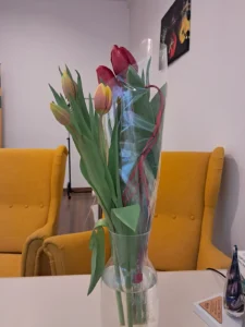 Kwiaty tulipany w wazonie w gabinecie dietetycznym