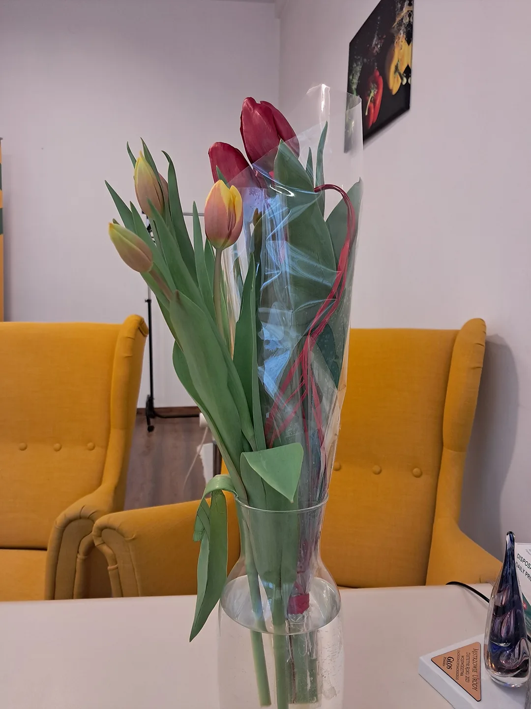 Kwiaty tulipany w wazonie w gabinecie dietetycznym